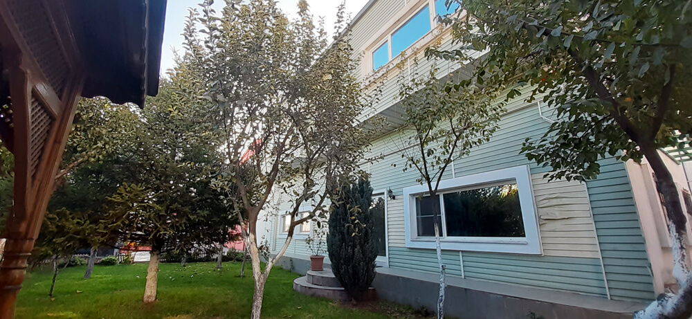 İdari bina bahçesi